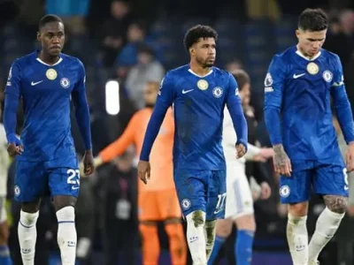 HLV Rosenior ‘nổi điên’ vì tình huống chạm tay gây tranh cãi, Chelsea mất trắng chiến thắng trước Leeds