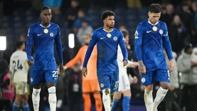 HLV Rosenior 'nổi điên' vì tình huống chạm tay gây tranh cãi, Chelsea mất trắng chiến thắng trước Leeds 1