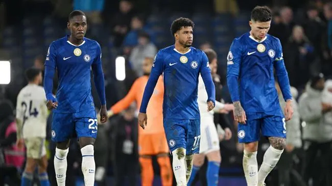 HLV Rosenior 'nổi điên' vì tình huống chạm tay gây tranh cãi, Chelsea mất trắng chiến thắng trước Leeds 1