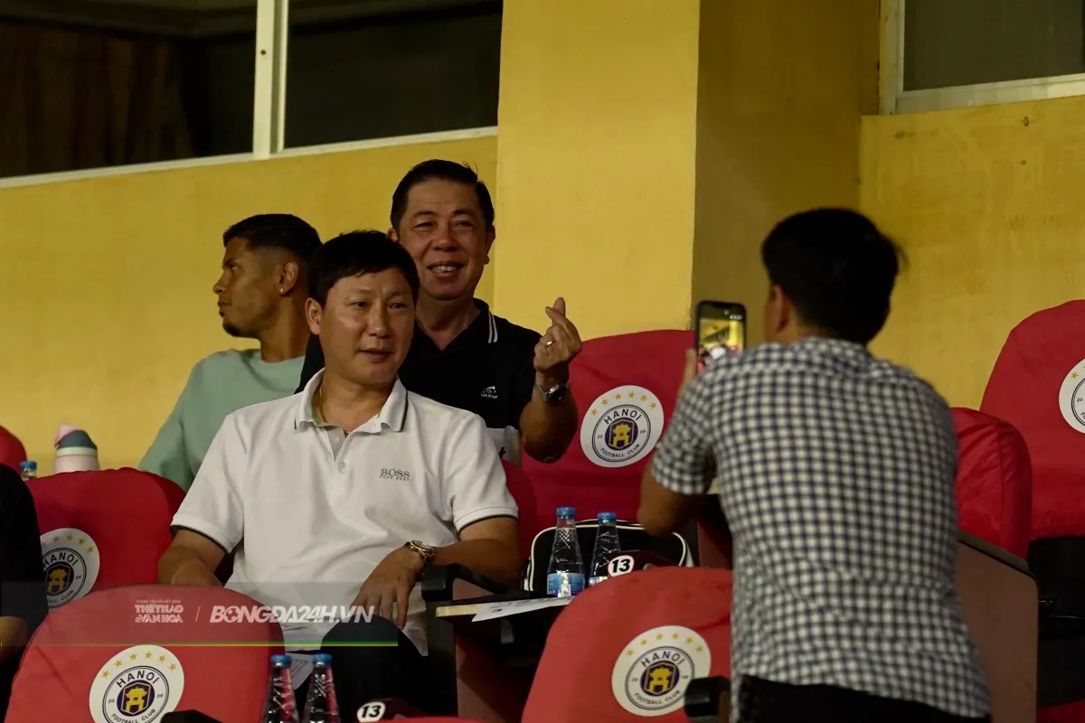 Hoàng Hên toả sáng trong ngày HLV Kim Sang Sik dự khán 6